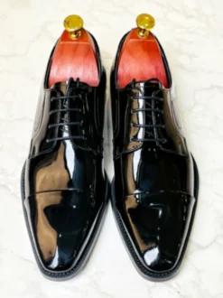 Chaussures habillées noires à bout rapporté et lacets style Oxford