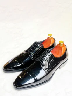 Chaussures habillées noires à bout rapporté et lacets style Oxford