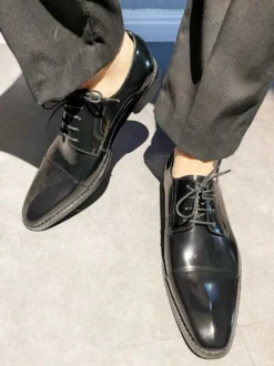 Chaussures habillées noires à bout rapporté et lacets style Oxford