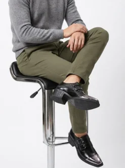 Chaussures habillées noires pour hommes à talon épais et boucle décorative à enfiler
