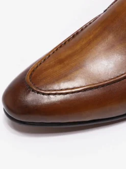 Chaussures habillées noires pour hommes bout rond à enfiler idéales pour les soirées.