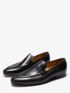 Chaussures habillées noires pour hommes bout rond à enfiler idéales pour les soirées.