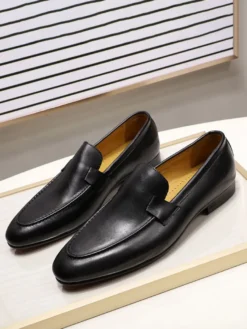 Chaussures habillées noires pour hommes bout rond à enfiler idéales pour les soirées.