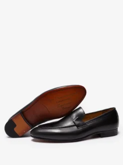 Chaussures habillées noires pour hommes bout rond à enfiler idéales pour les soirées.