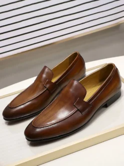 Chaussures habillées noires pour hommes bout rond à enfiler idéales pour les soirées.