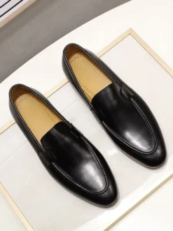 Chaussures habillées noires pour hommes bout rond à enfiler idéales pour les soirées.