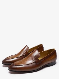 Chaussures habillées noires pour hommes bout rond à enfiler idéales pour les soirées.