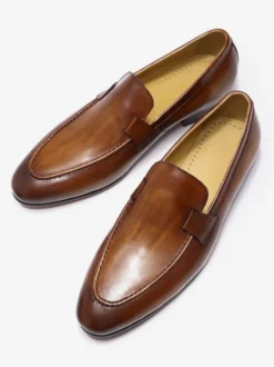 Chaussures habillées noires pour hommes bout rond à enfiler idéales pour les soirées.