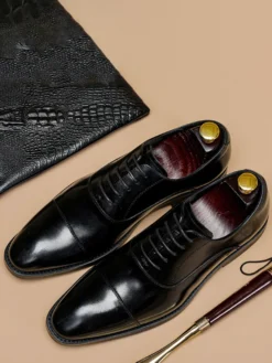 Chaussures habillées pour hommes en cuir à bout pointu à lacets et à talons bas derbies