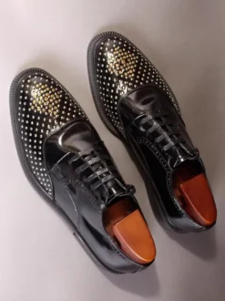 Chaussures habillées pour hommes modernes à bout rond et rivets en cuir de vache