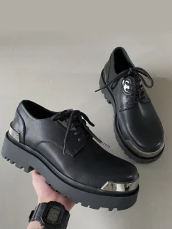 Chaussures habillées pour hommes modernes à bout rond avec détails en métal et cuir PU