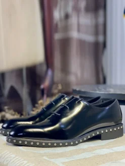 Chaussures habillées pour hommes à la mode à bout rond et rivets en cuir de vache
