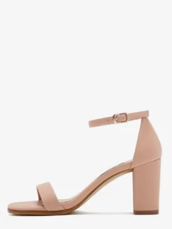 Chaussures noires de soirée à bout ouvert et à boucle à talon épais.