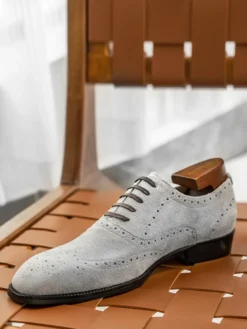 Chaussures Oxford en daim pour hommes bout rond lacets style brogue.