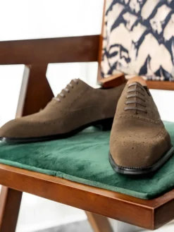 Chaussures Oxford en daim pour hommes bout rond lacets style brogue.