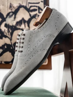 Chaussures Oxford en daim pour hommes bout rond lacets style brogue.
