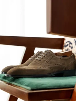 Chaussures Oxford en daim pour hommes bout rond lacets style brogue.