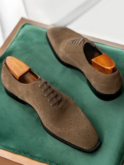 Chaussures Oxford en daim pour hommes bout rond lacets style brogue.