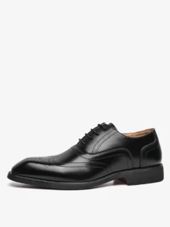 Chaussures Oxford marron pour hommes bout rond à lacets.