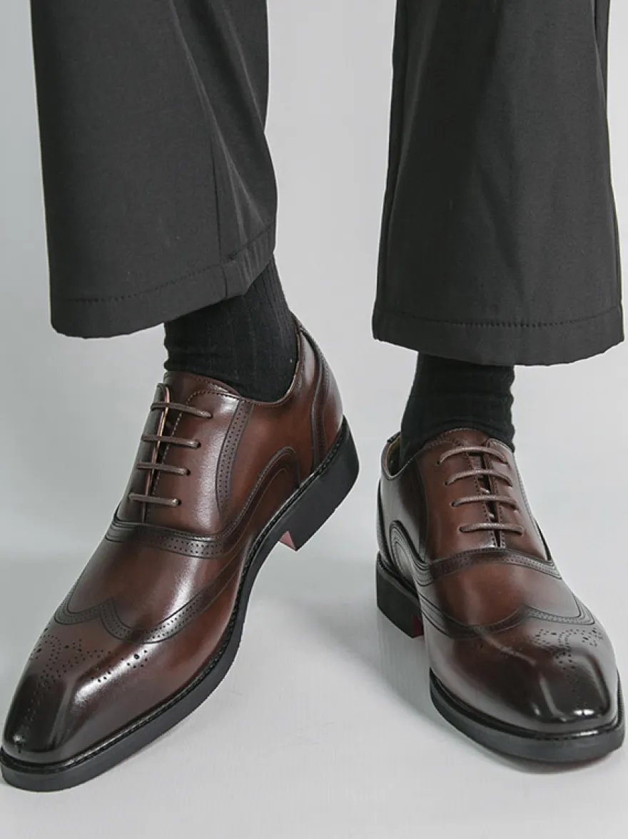 Chaussures Oxford marron pour hommes bout rond à lacets.