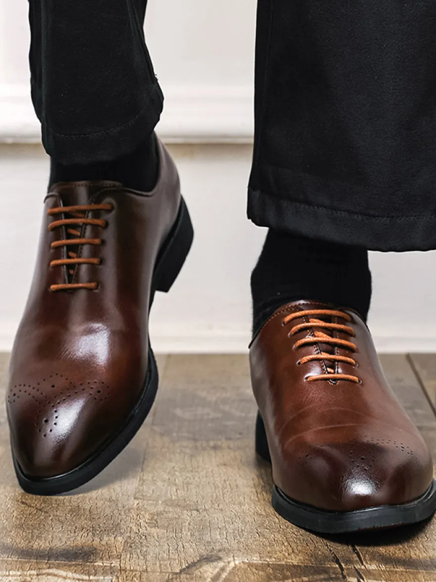 Chaussures Oxford marron pour hommes bout rond à lacets.