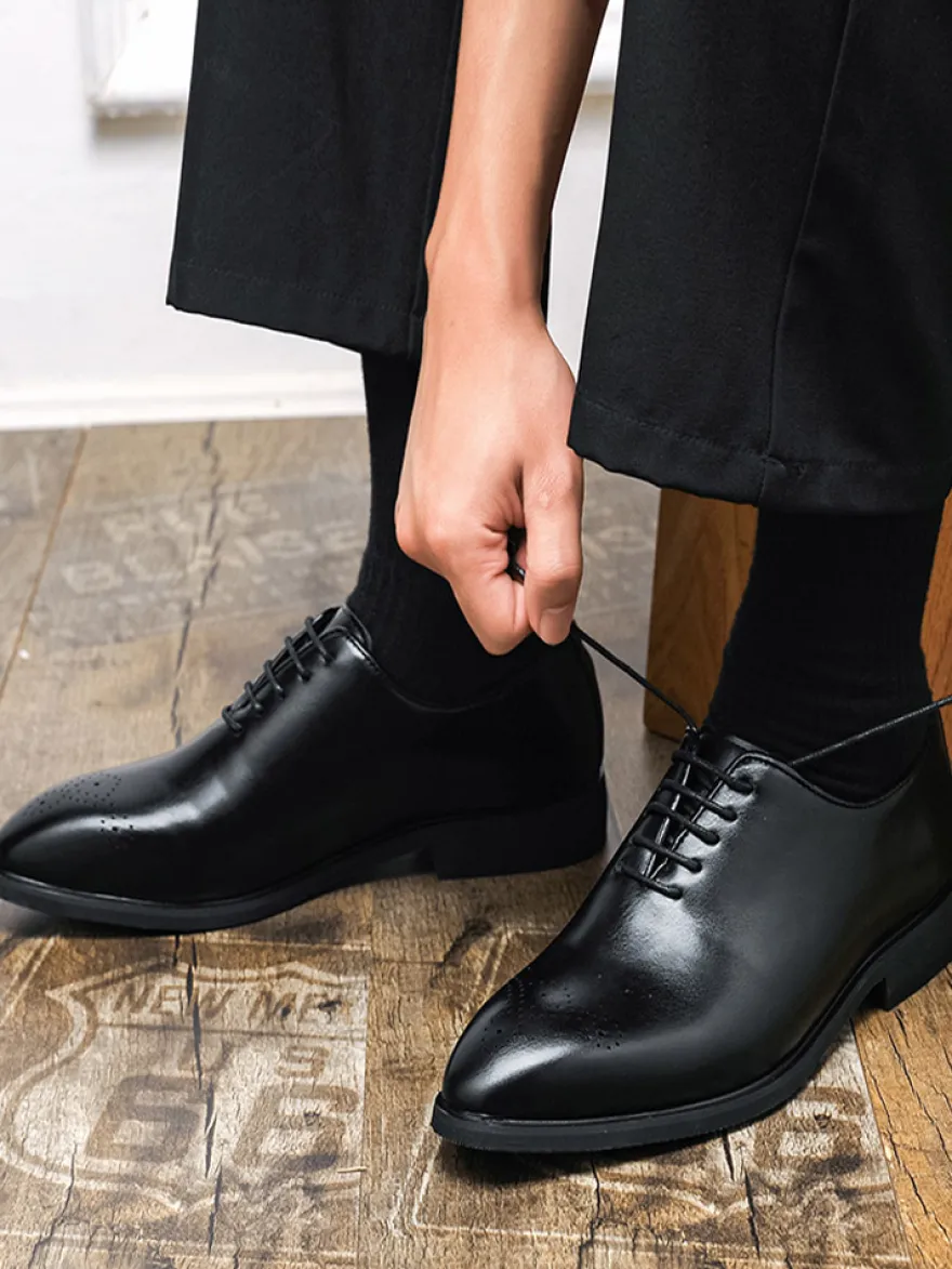 Chaussures Oxford marron pour hommes bout rond à lacets.