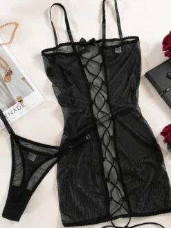 Chemise à bretelles rouges avec nœud en tulle et dos croisé lingerie de nuit
