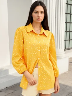 Chemise à pois à revers manches bouffantes trois-quarts boutonnée ample décontractée idéale pour les vacances. Haut de vacances pour femme.