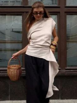 Chemisier asymétrique à une épaule sans manches pour femme froncé sur le côté et drapé.