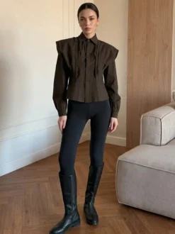 Chemisier bicolore en coton marron et blanc plissé sur le devant coupe ajustée manches à revers.