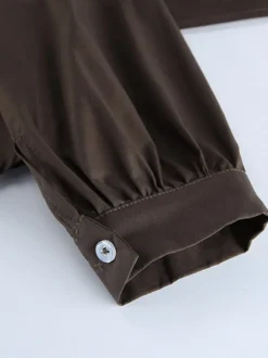 Chemisier bicolore en coton marron et blanc plissé sur le devant coupe ajustée manches à revers.