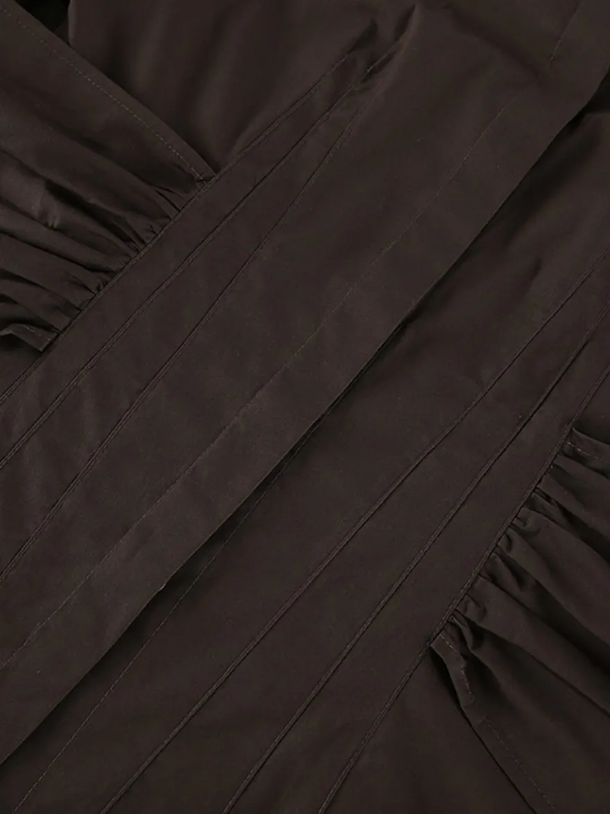 Chemisier bicolore en coton marron et blanc plissé sur le devant coupe ajustée manches à revers.