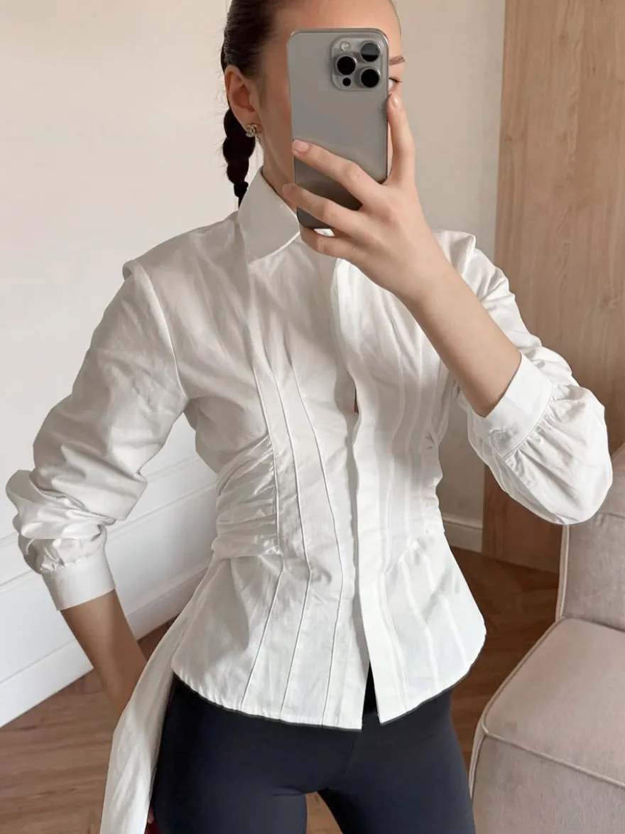 Chemisier bicolore en coton marron et blanc plissé sur le devant coupe ajustée manches à revers.