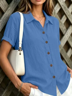 Chemisier décontracté à manches courtes en lin mélangé pour femme col boutonné style blouse.