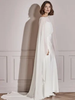 Châles de mariée blancs à manches mi-longues et décolleté conçu en mousseline de soie