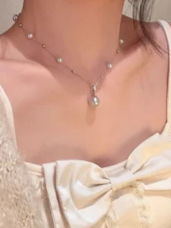 Collier à maillons en perles bicolores rose et blanche chaîne fine argentée avec pendentif goutte