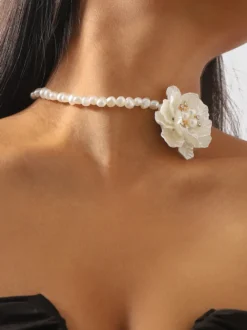 Collier ras du cou camélia et perles pour femme 2026