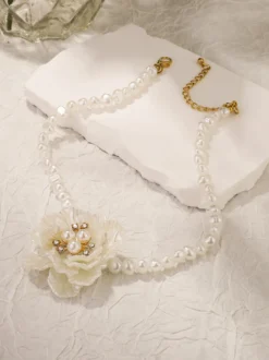 Collier ras du cou camélia et perles pour femme 2026
