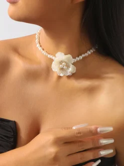 Collier ras du cou camélia et perles pour femme 2026