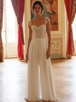 Combinaison de mariée en dentelle appliquée longue jusqu'au sol décolleté travaillé manches courtes taille naturelle couleur ivoire