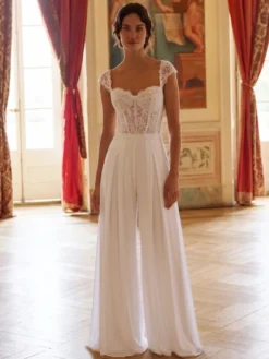 Combinaison de mariée en dentelle appliquée longue jusqu'au sol décolleté travaillé manches courtes taille naturelle couleur ivoire