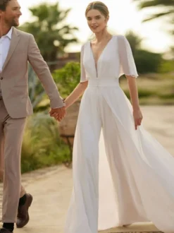 Combinaison de mariée tenue de mariée col V sans manche avec une cape