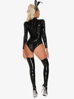 Combinaison intégrale en cuir verni holographique avec oreilles de lapin manches longues fermeture éclair sur le devant pour femme.