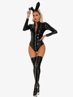 Combinaison intégrale en cuir verni holographique avec oreilles de lapin manches longues fermeture éclair sur le devant pour femme.