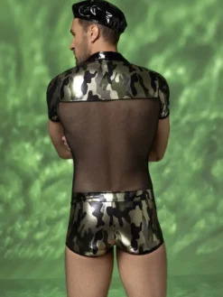 Combinaison militaire camouflage pour homme en maille métallisée avec béret idéale pour Halloween ou les soirées en boîte de nuit.