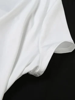 Combinaison moulante décontractée à manches courtes et décolleté plongeant style clubwear avec fronces sur le devant et coupe ajustée.