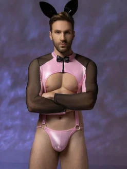 Combinaison rose de lapin pour homme en maille effet mouillé avec oreilles queue et nœud papillon idéale pour Halloween et les soirées en boîte de nuit.