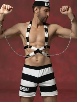 Costume de prisonnier pour homme : ensemble short harnais rayé et chapeau à chaîne tenue d'Halloween ou de boîte de nuit