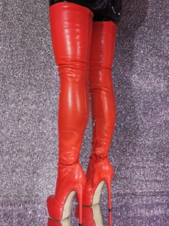 Cuissardes sexy à bout rond et talon aiguille sur les bottes au genou
