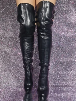 Cuissardes sexy noires à plateforme découpée sur les bottes au genou